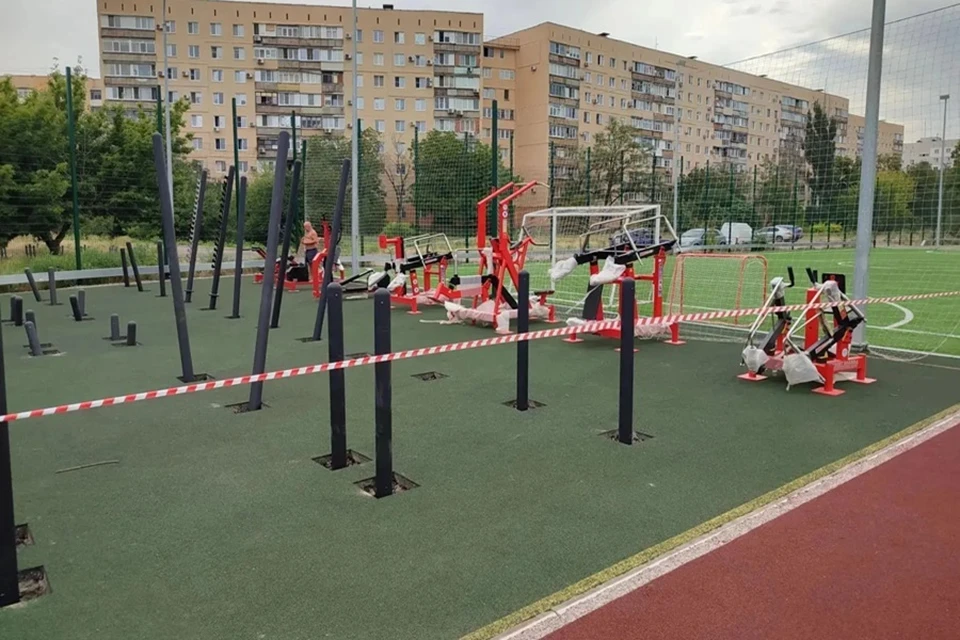 В Мариуполе приступили к монтажу первой спортплощадки для сдачи ГТО. Фото: МАКС/Кольцов