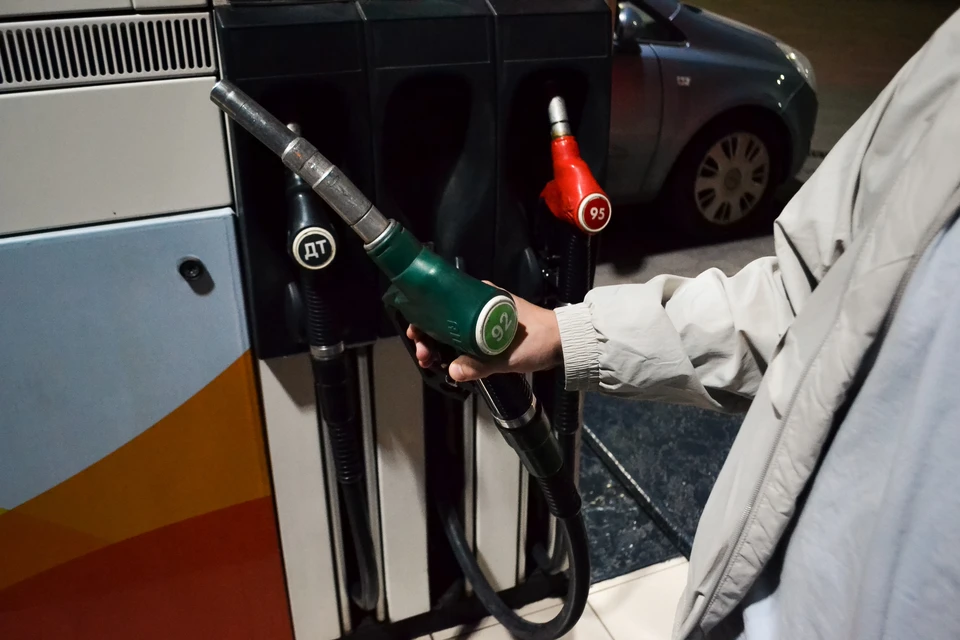 Бензин АИ-92 в начале августа в среднем продавался по 77,44 рубля.