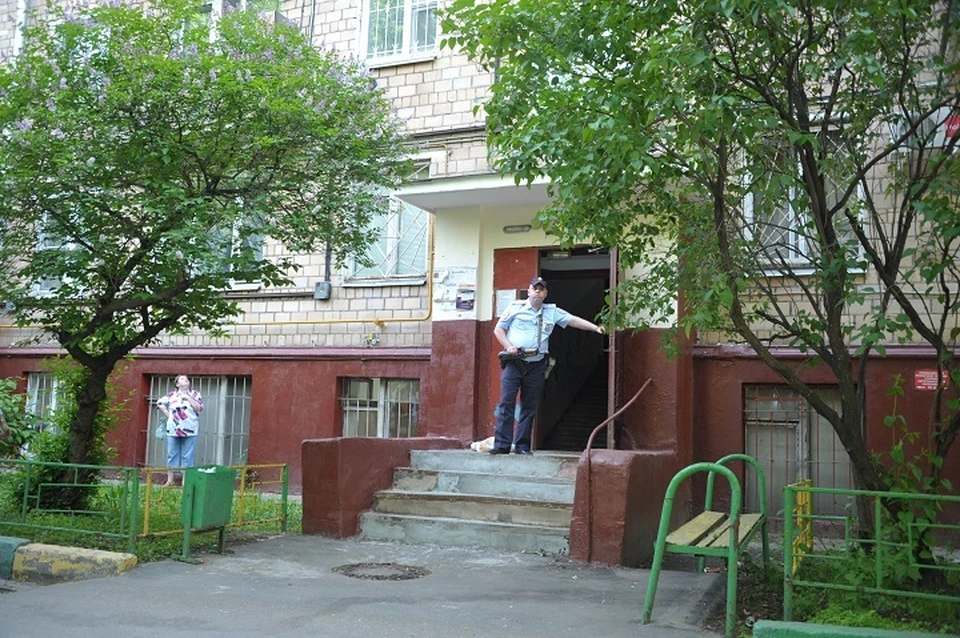 Сотрудники полиции задержали подозреваемого, когда тот вернулся с работы.