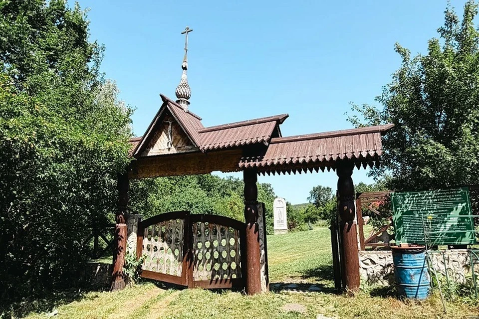 В Подгорах красивая природа и два монастыря - мужской и женский.