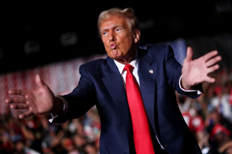 Трамп заявил, что заберёт из Госдепа люстру и картину.