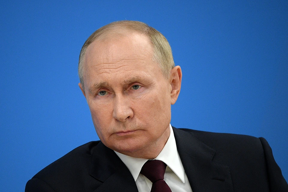 Путин поздравил россиян с Днём строителя.