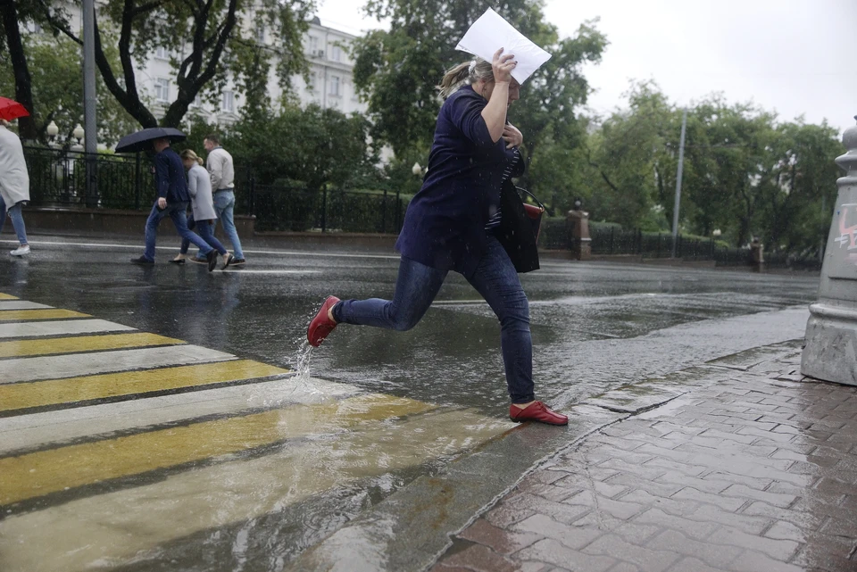 В Уфе после ливня вода постепенно уходит с улиц из-за особенностей ливневок.