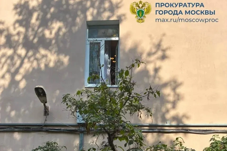 Трехлетний мальчик выпал из окна квартиры жилого дома в Москве
