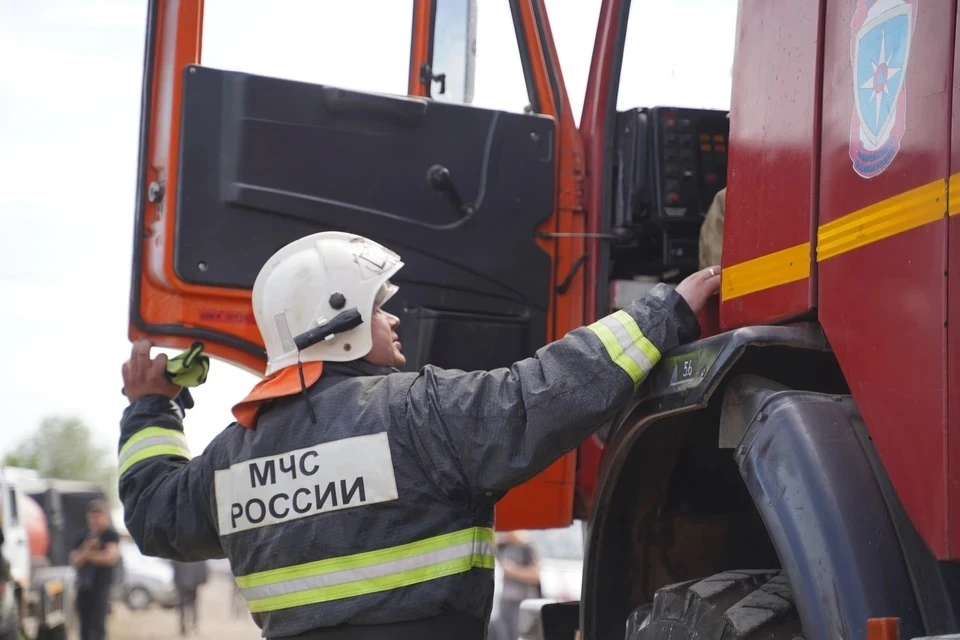 В Оренбургской области начался пожар на предприятии из-за падения обломков БПЛА