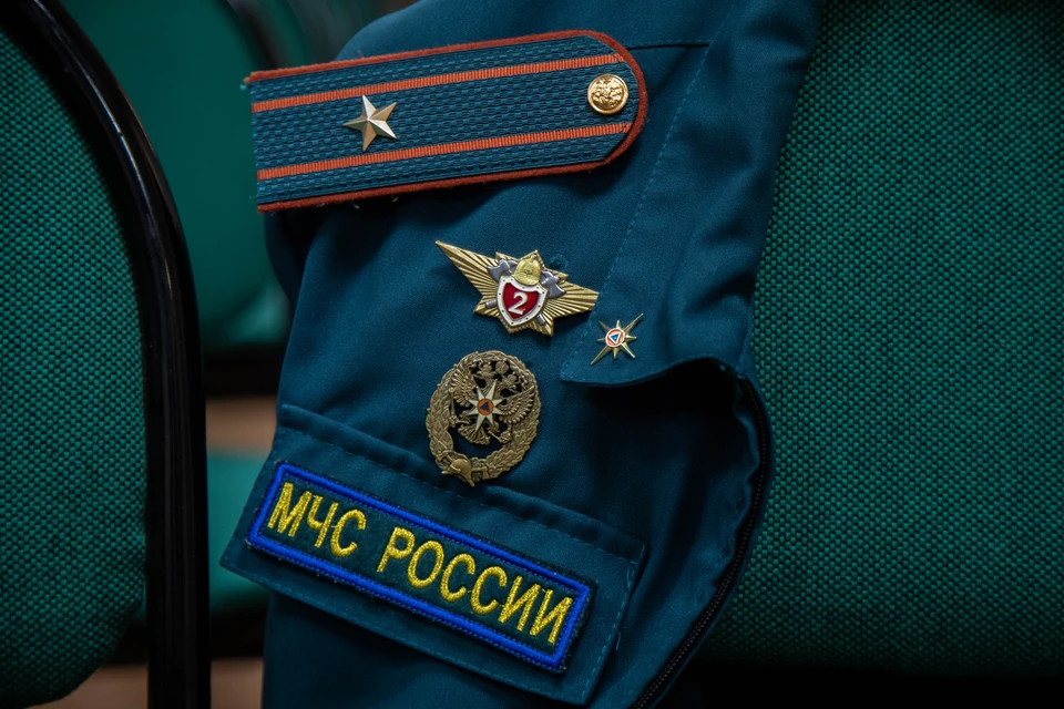 В Ангарске спасатели освободили 2-летнего мальчика, застрявшего между сараем и дровяником