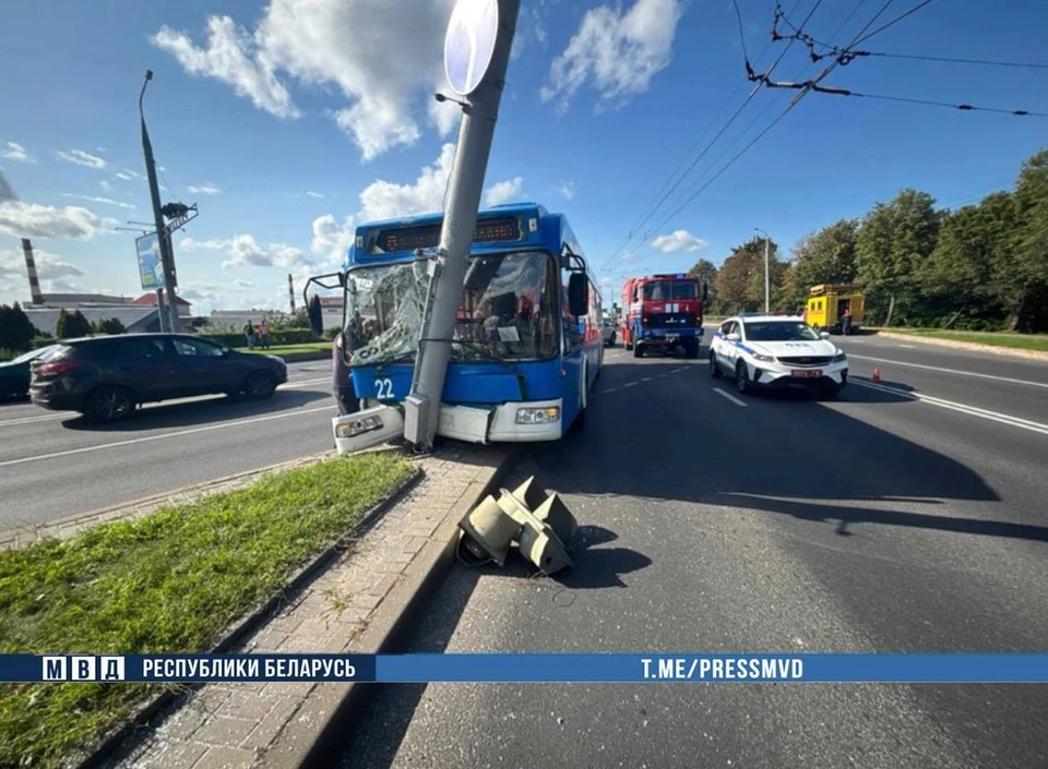 В Гродно водителю троллейбуса стало плохо за рулем, и он врезался в осветительную мачту. Травмы получили пассажиры. Фото: МВД Беларуси.