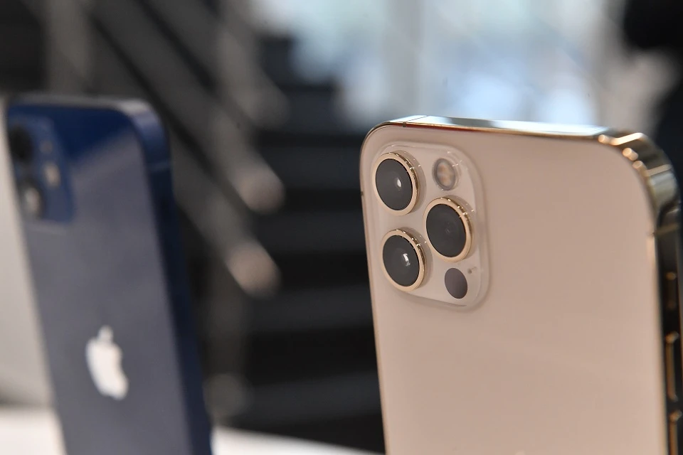 Россияне стали прохладнее относиться к Apple: готовность покупать новый iPhone заметно снизилась