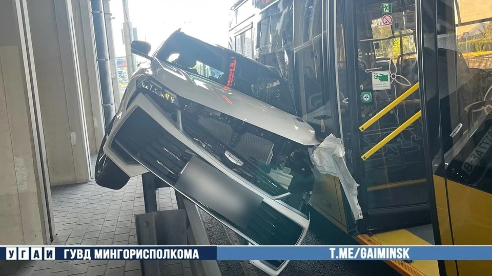В Минске автомобиль Geely оказался на ограждении, не пропустив автобус. Фото: телеграм-канал УГАИ ГУВД Мингорисполкома