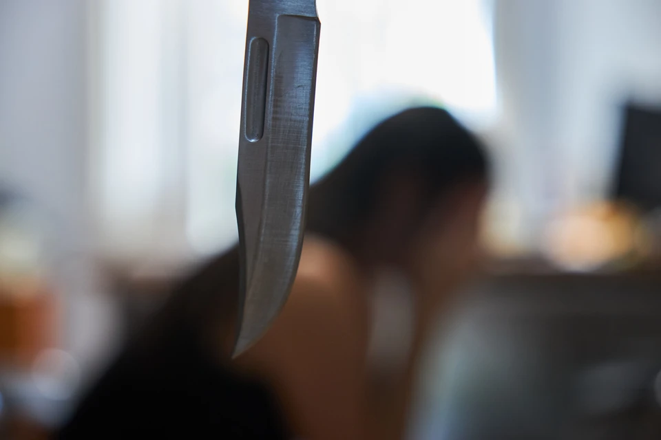 Жителя Бурятии осудили на 12 лет за убийство друга на глазах его дочери.