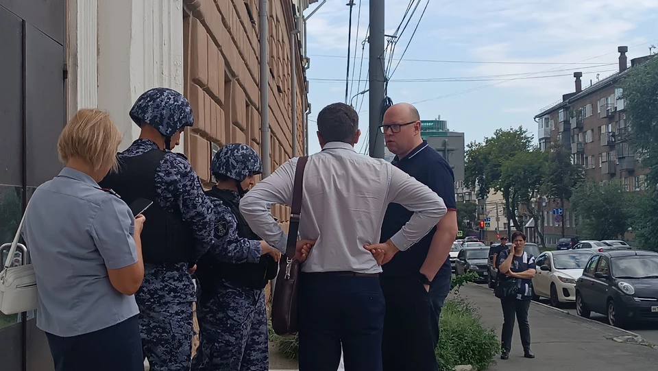 Перед заседанием здание суда эвакуировали.