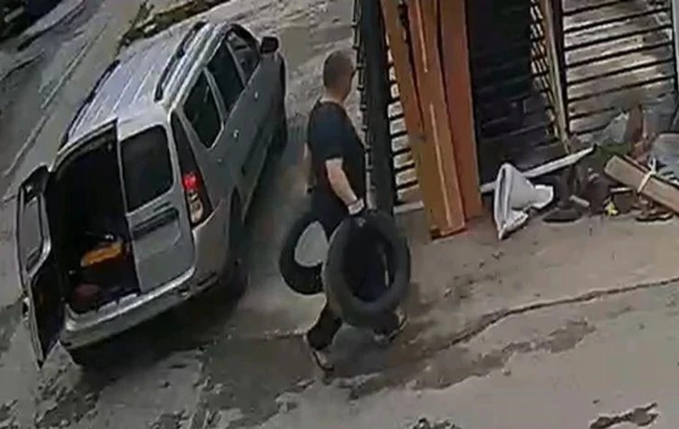 Таким образом водители избавлялись от строительного мусора и старых автомобильных покрышек. Фото министерства природных ресурсов и экологии Липецкой области.