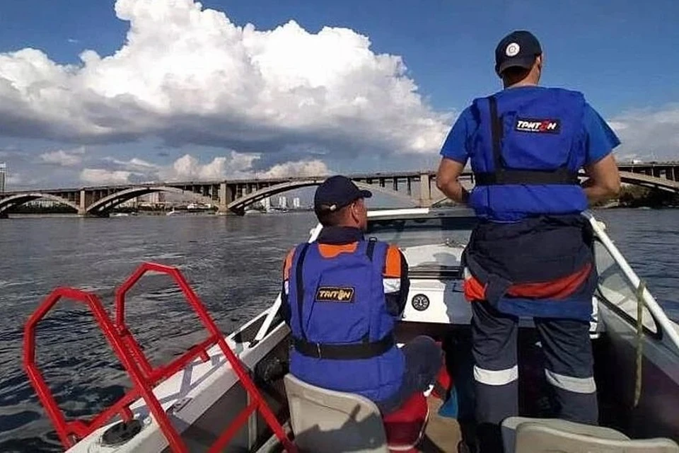 В Красноярске в 7 часов утра женщина упала в Енисей. Фото: КГКУ "Спасатель"