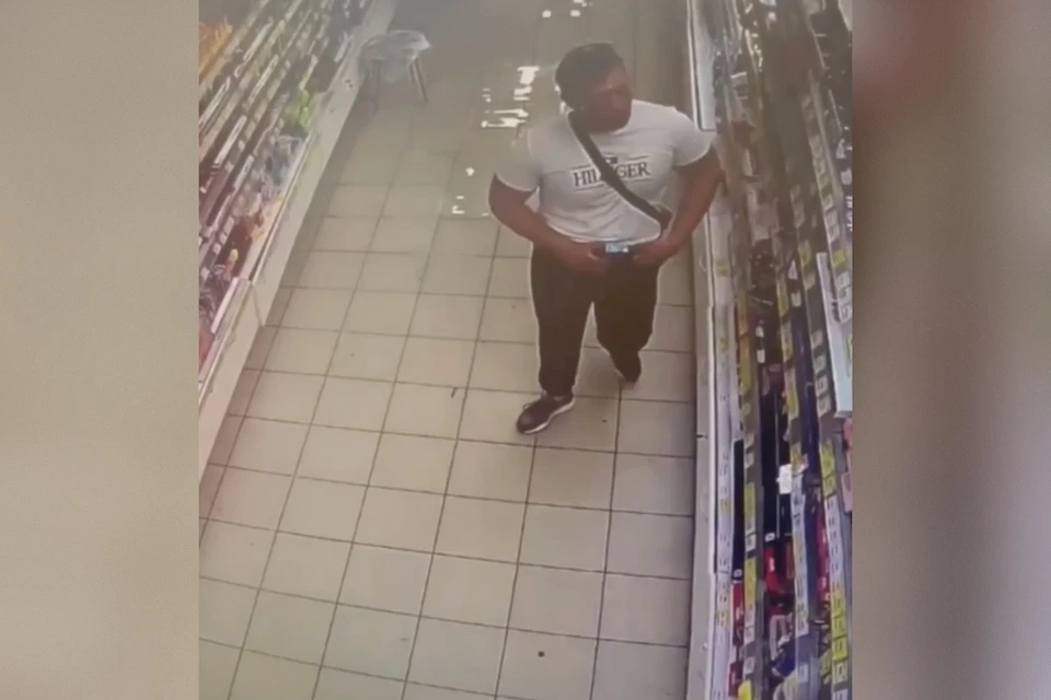 Камеры видеонаблюдения в магазине Бологого зафиксировали момент хищения. Фото: МВД Тверской области.