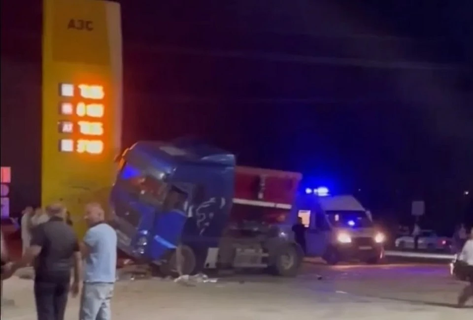 В Краснодарском крае грузовик протаранил машины на АЗС, один человек погиб. ФОТО: скриншот из видео в соцсетях
