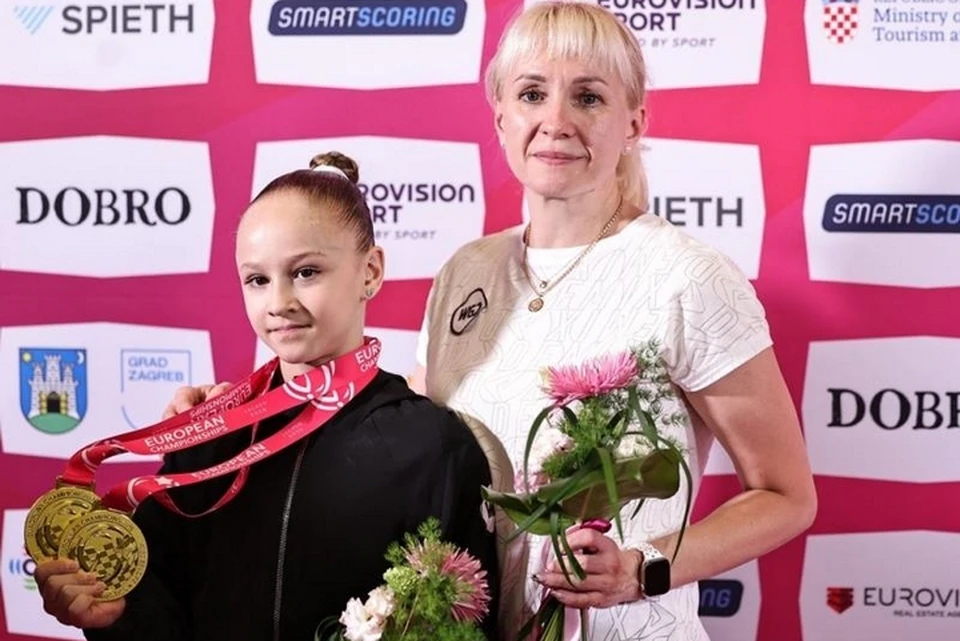 Полина Дмитриева из Стерлитамака и ее тренер Елена Кайгулова с медалями Первенства Европы по спортивной гимнастике. Фото: Федерация спортивной гимнастики России