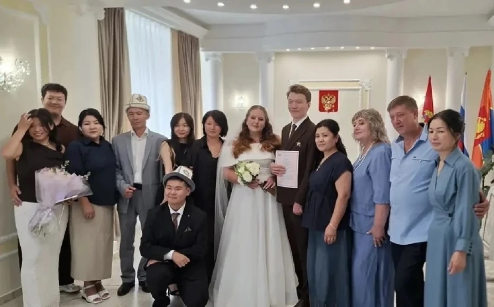 В Красноярске сыграли интернациональную свадьбу. Фото: Агентство ЗАГС по краю
