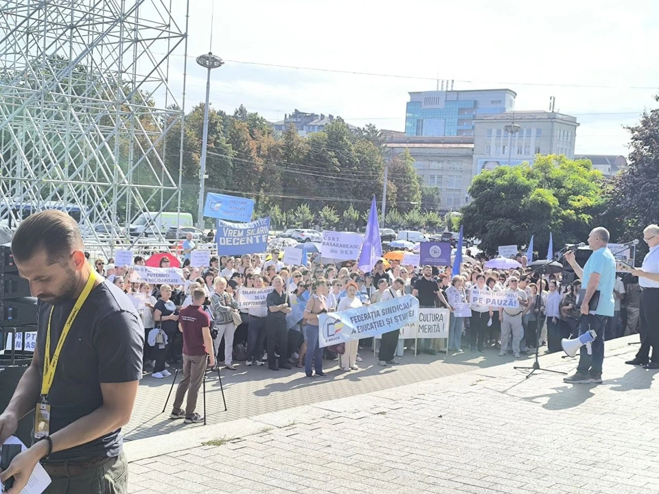 Учителя вышли на протест. Фото: КП