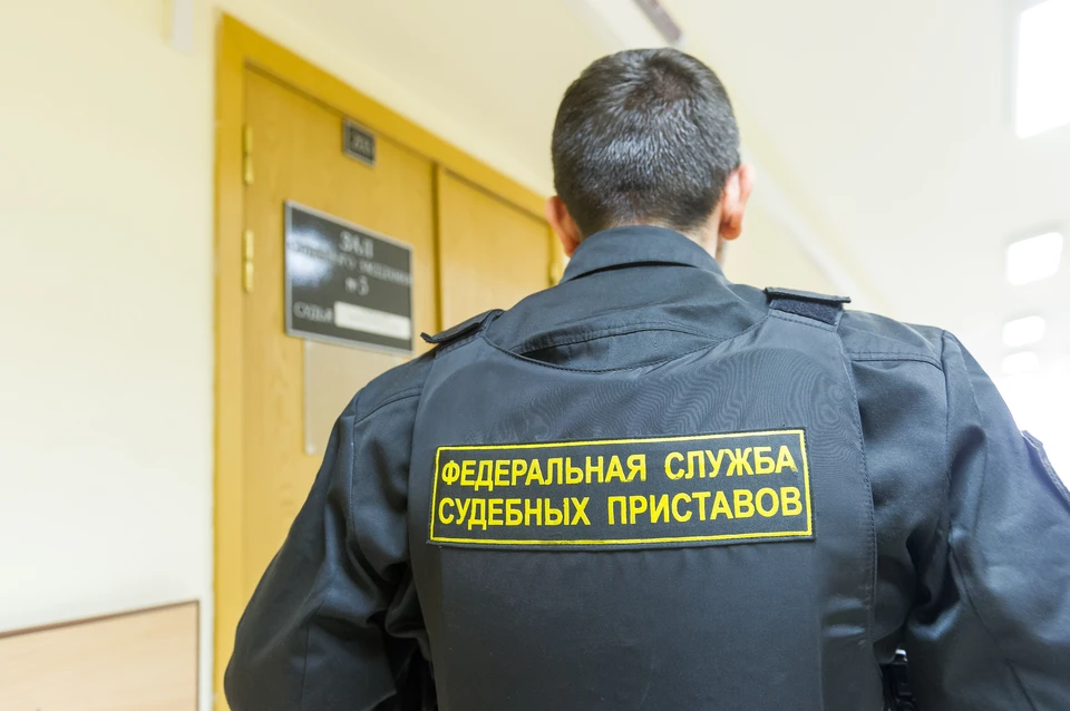По версии следствия, с 2019 по 2023 год Албин ежемесячно получал от подчиненных деньги за покровительство.