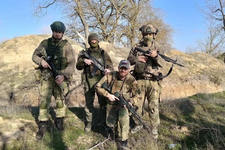 Роман Колпаков (третий слева) был связистом на фронте. Фото: личный архив героя публикации
