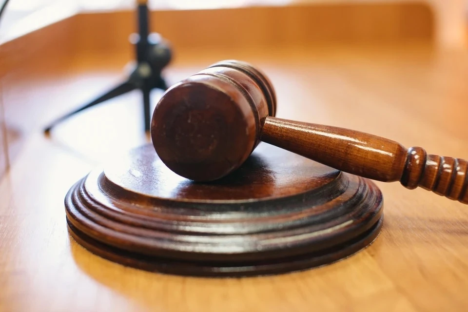 Суд в Москве дал кенийцу два года колонии за потушенный снежком Вечный огонь