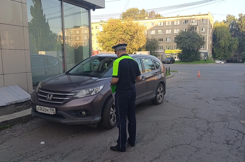Самокатчица ехала с пассажиром, когда ее сбил кроссовер. Фото: Госавтоинспекция Екатеринбурга