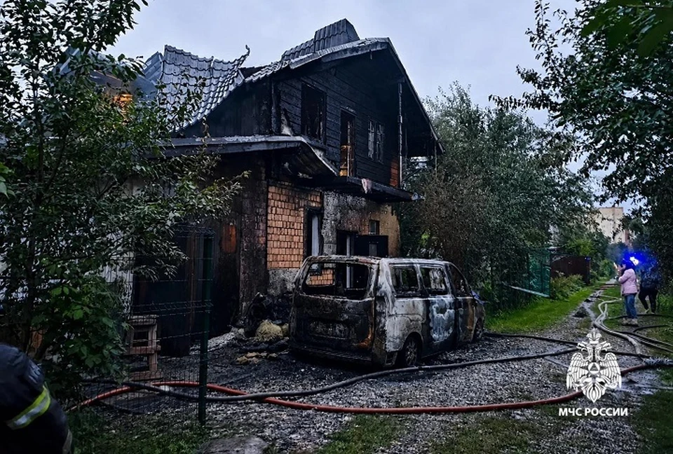 В СНТ Ярославля сгорели дом и машина.