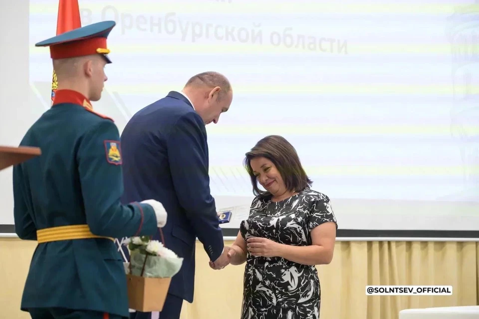 В связи с указом Президента РФ Владимира Путина об особом статусе учителя, введены новые меры поддержки педагогов. Фото: MAX-канал Евгения Солнцева