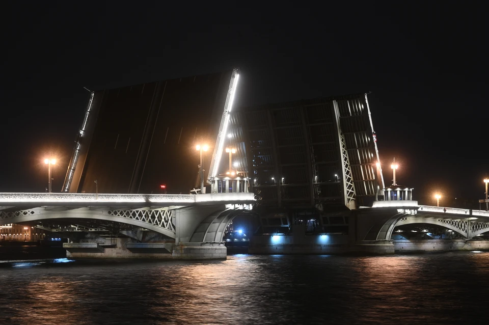 Разводка Дворцового моста и музыка синхронизированы по времени.