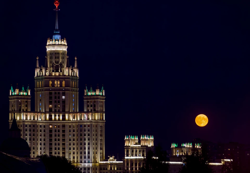 В небе над Московской областью заметили цепочку огней неизвестной природы