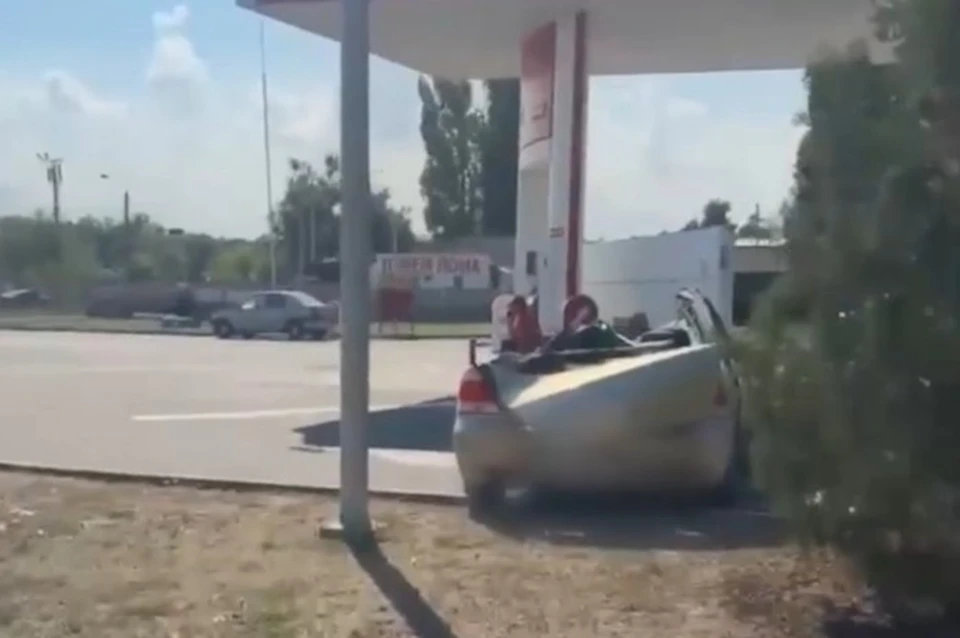 Иномарке срезало крышу