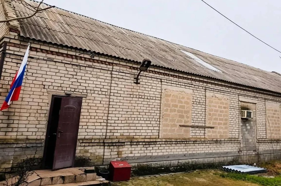 На первом этапе строители очищают технический этаж, далее запланирован демонтаж и замена конструкций. Фото: Администрация Мангушского округа