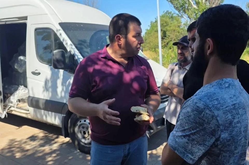 Во время беседы специалисты городской администрации доступно рассказали мигрантам о важных юридических моментах. Фото: Администрация Мариуполя