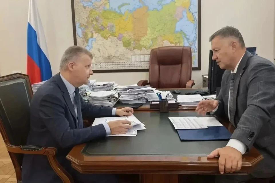 Заместитель министра просвещения России Андрей Николаев и губернатор Игорь Кобзев обсудили капитальные ремонты школ, детсадов и колледжей региона.