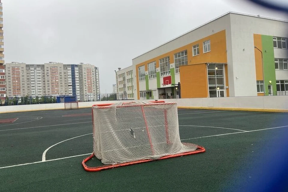 Только двое на линейку: родителям первоклашек ограничили доступ на школьные дворы 1 сентября.