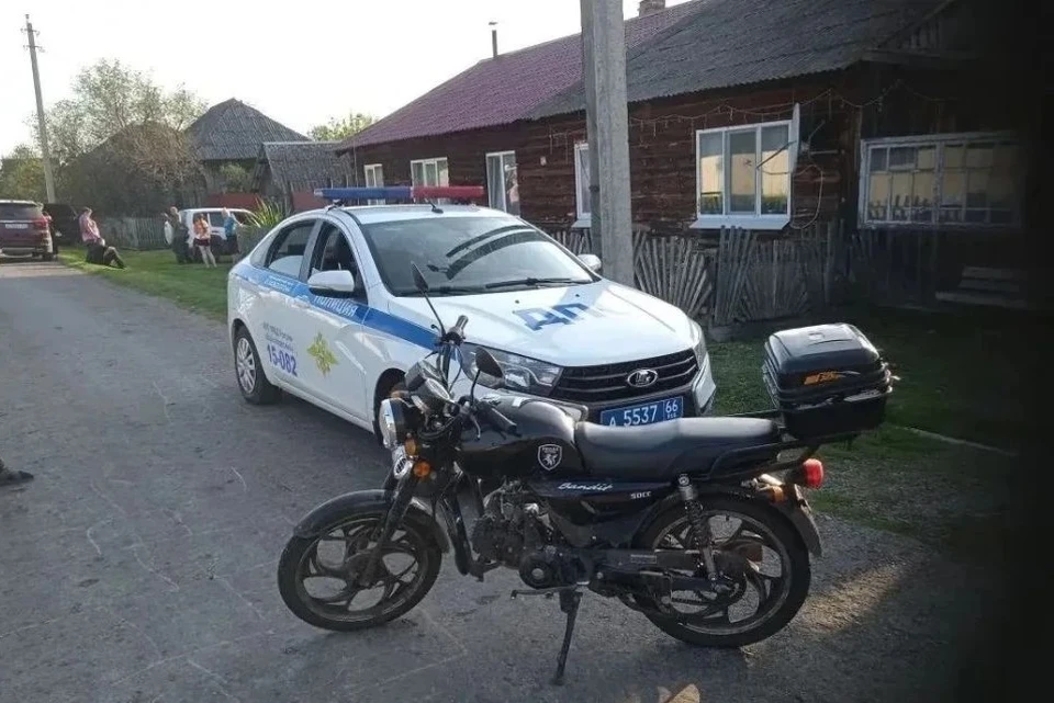 Дядя попросил подростка довезти его на мопеде, а увидев патрульную машину, спрыгнул с него и убежал в поле. Фото: Госавтоинспекция Свердловской области