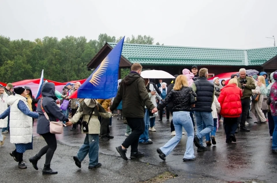 Северяне отметили праздник, буквально взявшись за руки. Фото: Администрация города Мурманска