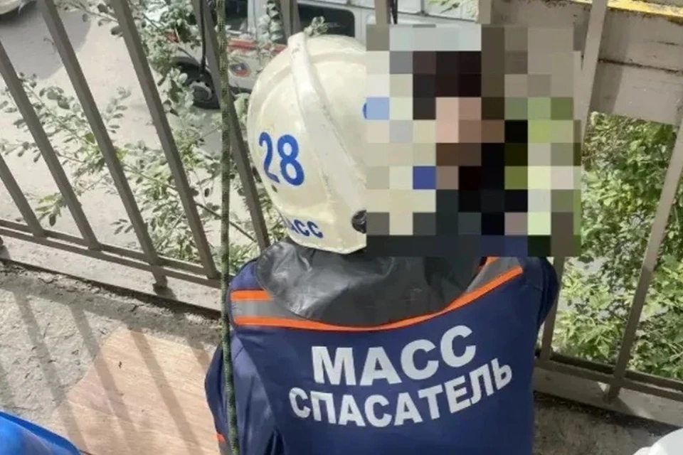 Спасатели сняли женщину с балкона дома на улице Героев Труда в Новосибирске. Фото: МАСС
