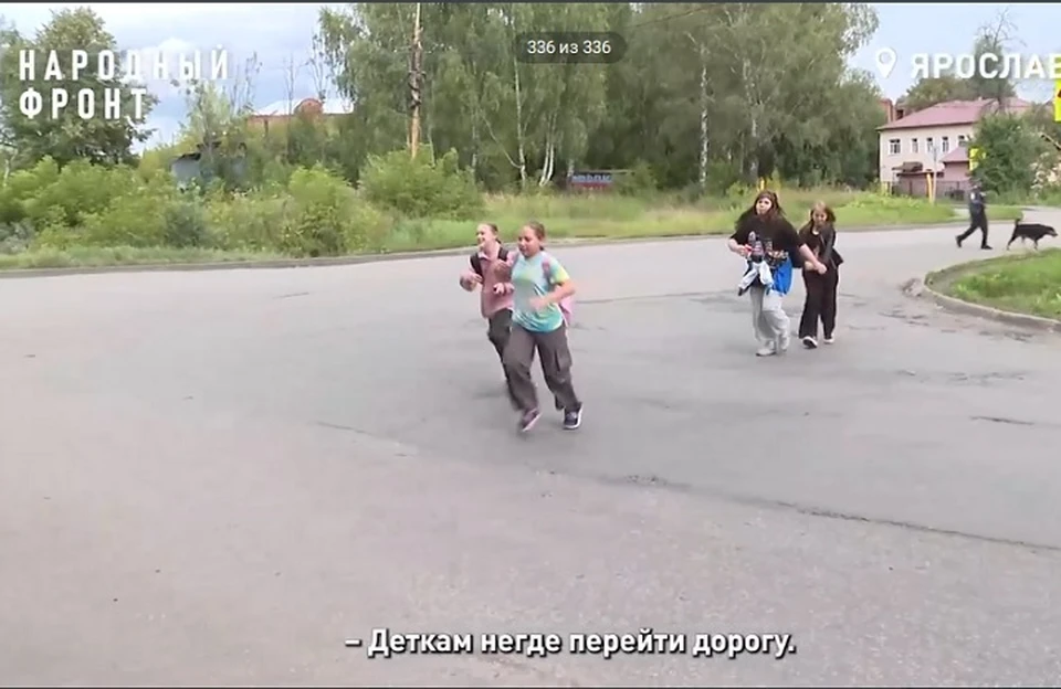 Перебегать дорогу приходится в неположенном месте. Фото: Народный фронт Ярославль