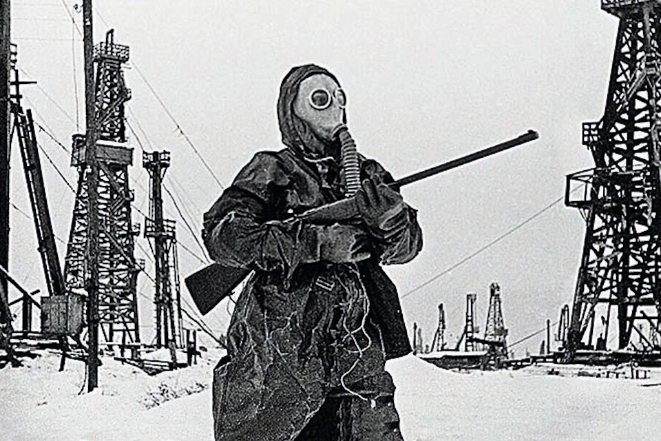 Учения по гражданской обороне на нефтепромыслах Баку. Зима 1940 года. Фото: из книги «Ким Филби и «Кембриджская пятерка»