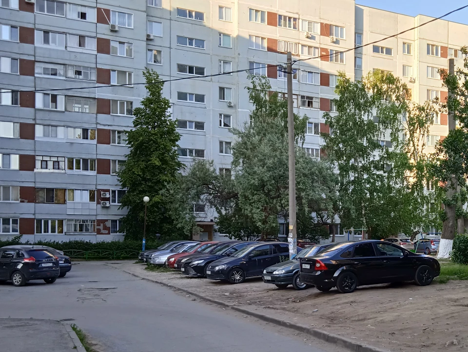 Распространенное нарушение - стоящие на газонах машины