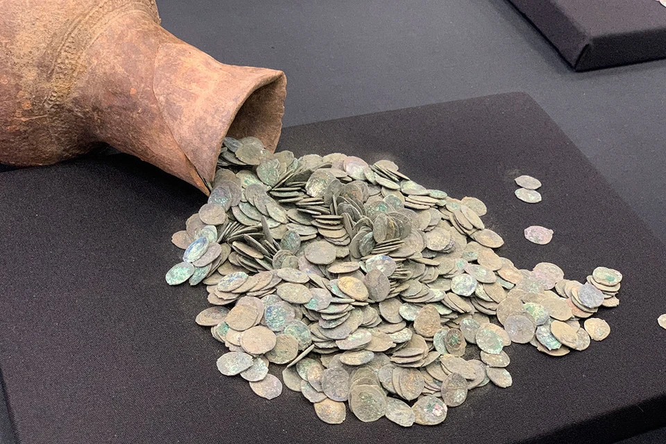 Это сокровище было захоронено в 1420-х годах, почти все монеты клада - это монеты великого князя Московского Василия Дмитриевича, сына Дмитрия Донского.