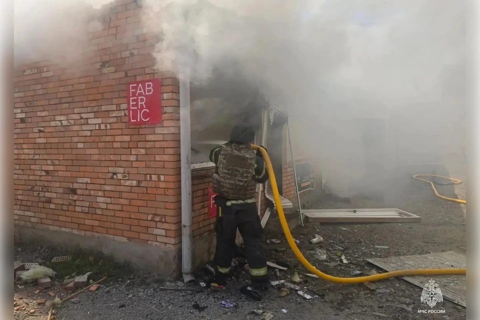 В Пологах ВСУ подожгли рыночные павильоны. Фото: ГУ МЧС России по Запорожской области