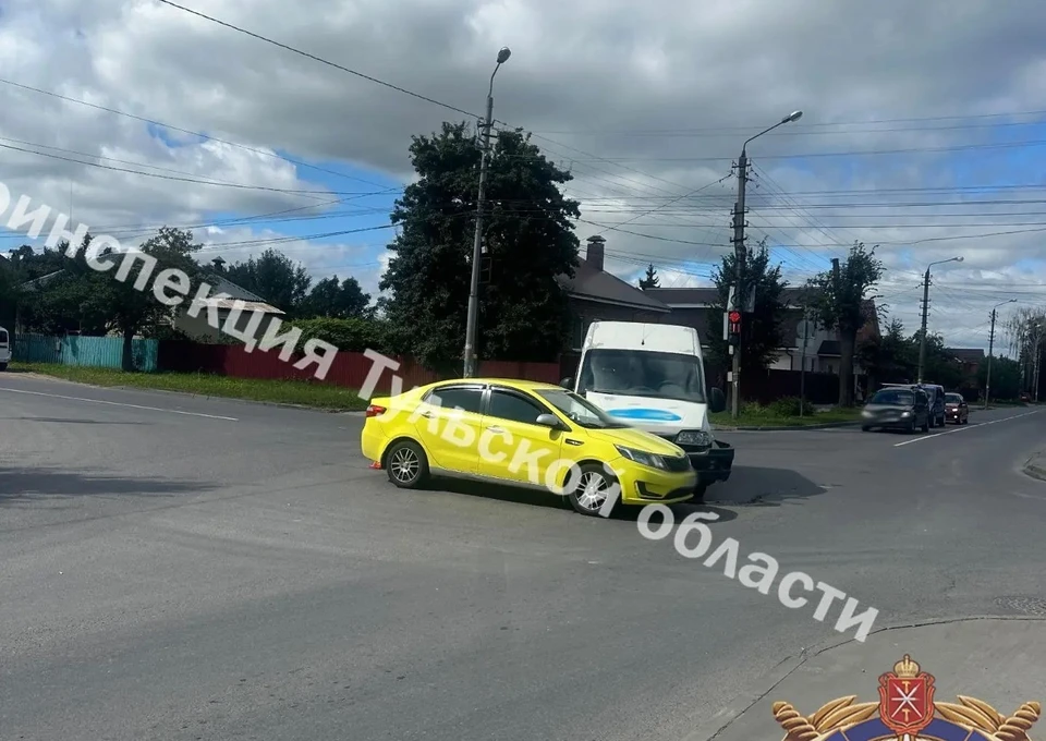 В ДТП с микроавтобусом на улице Болотова в Туле пострадал пожилой водитель автомобиля Kia.