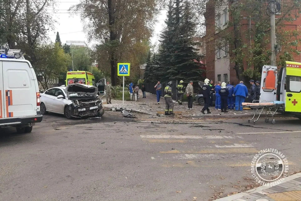 Сотрудники поисково-спасательного отряда «Центральный» работают на месте аварии в Томске. Фото: ТОПСС