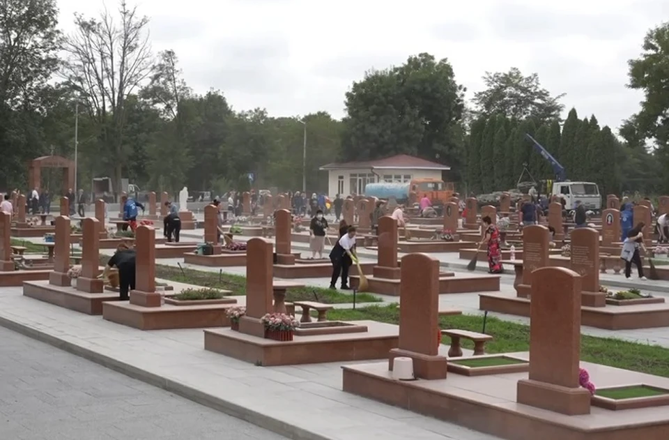В субботнике принимают участие порядка 300 человек. Фото: стоп-кадр видео минЖКХ РСО-Алании.
