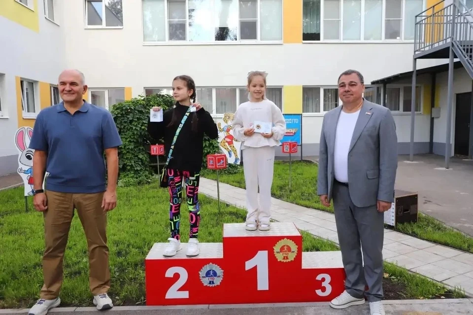 Для воспитанников сделали пьедестал для награждения.