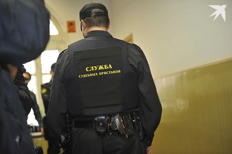 Дверь в квартиру вскрыли в присутствии судебного пристава, сотрудников полиции и УК. Ремонт стояков провели и соседи получили воду.