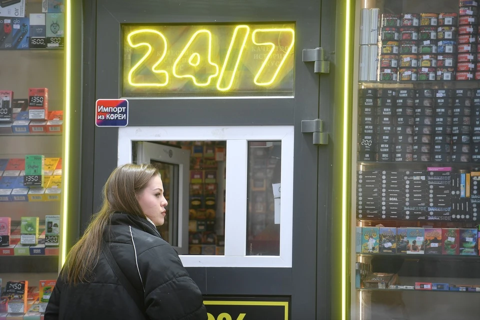 С 1 сентября 2026 года в России вступает в силу важное изменение: запрет на продажу вейпов и кальянов на остановках.