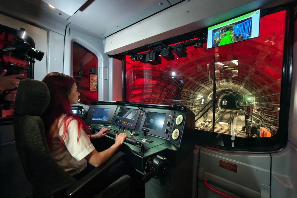 Машинист в кабине только наблюдает за работой систем.